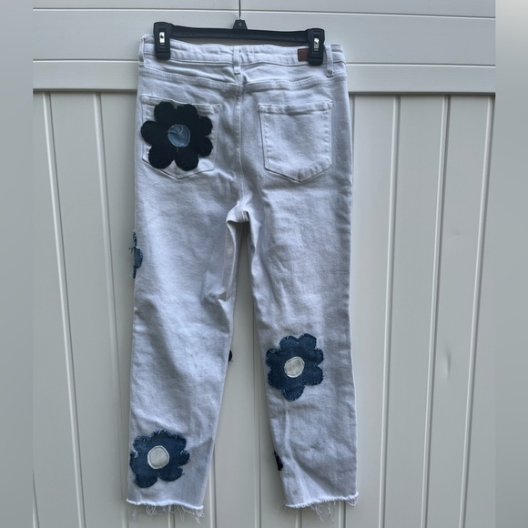 White jeans with denim patches in shape of flowers on them, size is women’s 9/29 - Picture 3 of 4